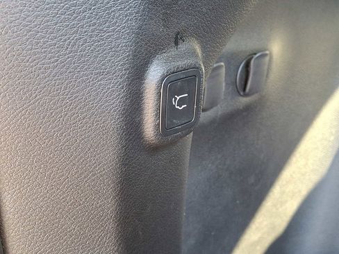 Used 2019 Jeep Cherokee Limited image 28