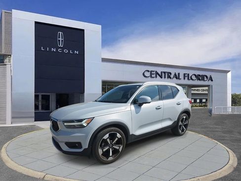 Used 2020 Volvo XC40 T5 Momentum image 6