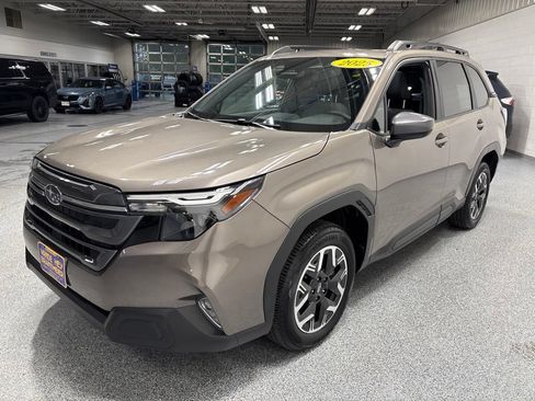 Used 2025 Subaru Forester Premium AWD/4WD image 3