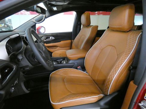 Used 2024 Chrysler Pacifica Pinnacle FWD image 9