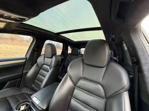 Used 2016 Porsche Cayenne Turbo image 19