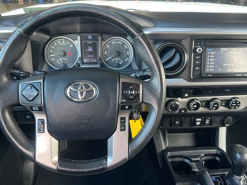 Used 2018 Toyota Tacoma SR5 AWD/4WD image 14