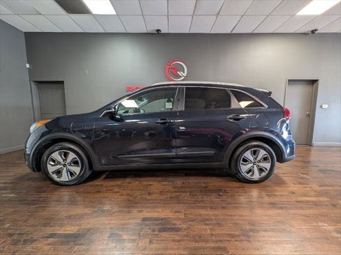 Used 2019 Kia Niro EX FWD image 2