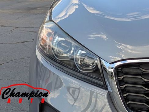 Used 2020 Kia Sorento LX FWD image 11
