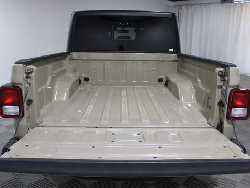 Used 2022 Jeep Gladiator Rubicon w/ Cold Weather Group AWD/4WD image 22