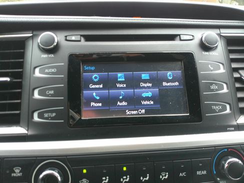 Used 2017 Toyota Highlander LE image 26