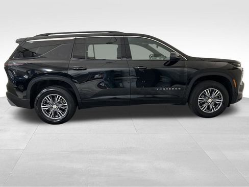 Used 2025 Chevrolet Traverse LT image 7