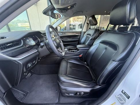 Used 2023 Jeep Grand Cherokee Limited w/ Black Appearance Package AWD/4WD image 25