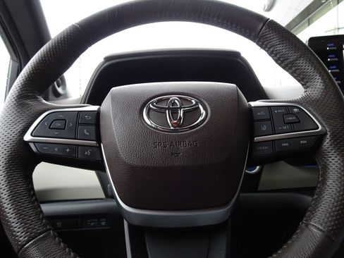 Used 2023 Toyota Sienna Platinum image 23