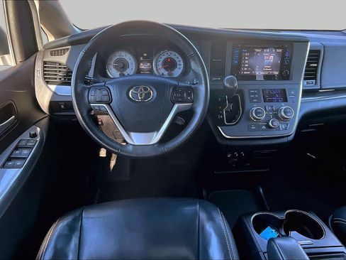 Certified 2017 Toyota Sienna SE Premium FWD image 5