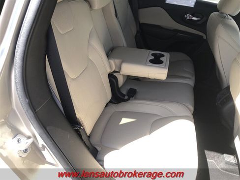 Used 2015 Jeep Cherokee Latitude w/ Comfort/Convenience Group FWD image 19