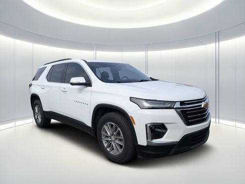 Used 2023 Chevrolet Traverse LT FWD image 2