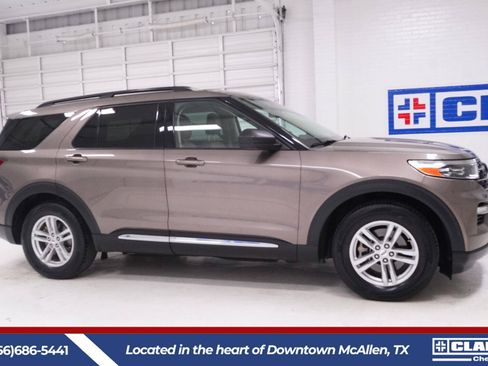Used 2021 Ford Explorer XLT w/ Equipment Group 202A RWD image 4