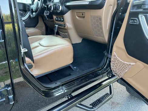 Used 2014 Jeep Wrangler Unlimited Rubicon w/ Dual Top Group AWD/4WD image 19