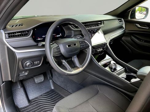 Used 2025 Jeep Grand Cherokee Laredo X AWD/4WD image 16