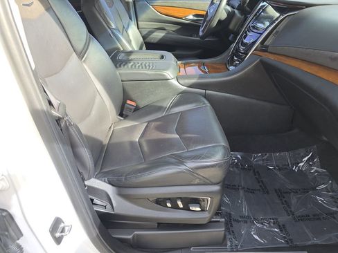 Used 2018 Cadillac Escalade Luxury AWD/4WD image 18