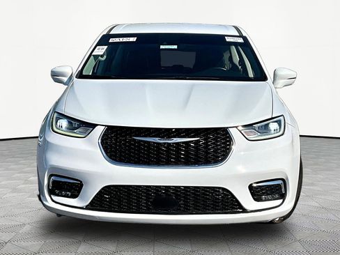 Used 2022 Chrysler Pacifica Touring-L w/ Uconnect Theater Family Group FWD image 2
