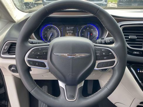 Used 2023 Chrysler Voyager LX image 17