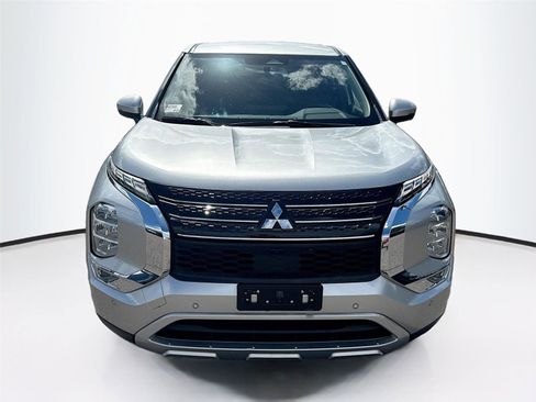 Used 2024 Mitsubishi Outlander SE image 2