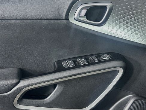 Used 2025 Kia Soul LX w/ LX Technology Package FWD image 15