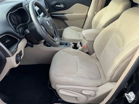 Used 2019 Jeep Cherokee Latitude w/ Popular Appearance Group image 9