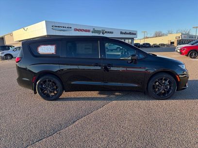 New 2026 Chrysler Pacifica Select w/ S Appearance Package