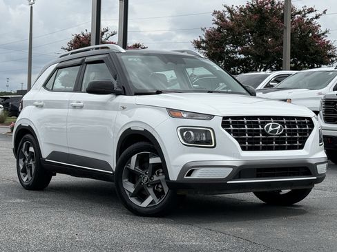 Used 2024 Hyundai Venue Limited FWD image 2