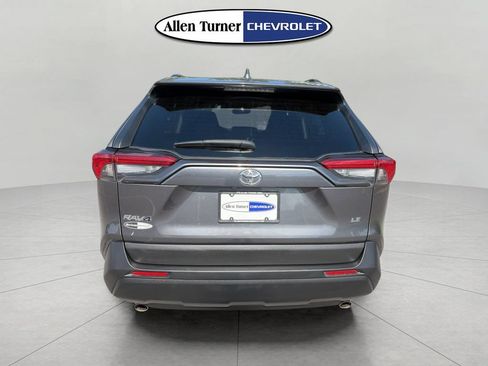Used 2021 Toyota RAV4 LE FWD image 5