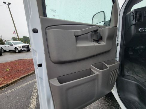Used 2022 GMC Savana 2500 RWD image 18