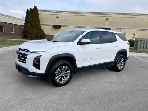 Used 2025 Chevrolet Equinox LT image 2