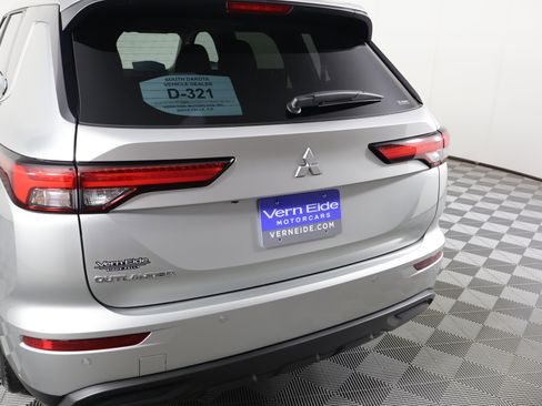 Used 2024 Mitsubishi Outlander ES image 15