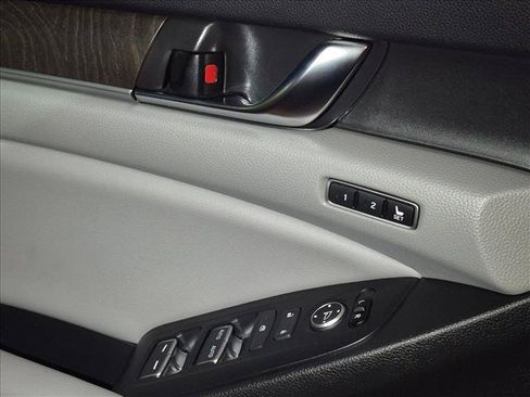 Used 2020 Honda Accord Touring image 2