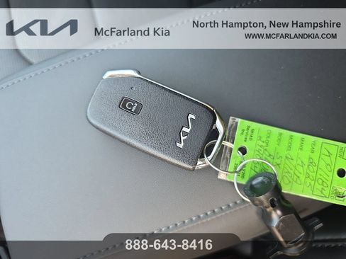 Used 2025 Kia Niro SX Touring FWD image 30