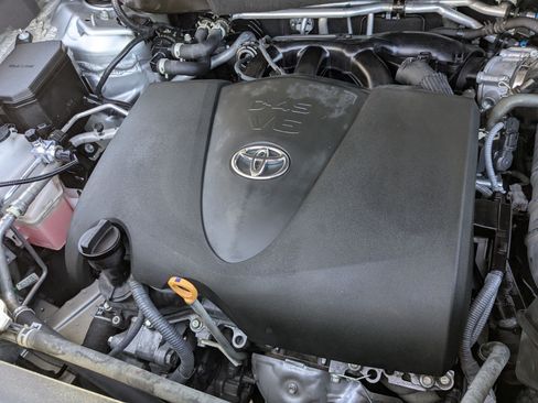 Used 2022 Toyota Highlander XLE AWD/4WD image 38