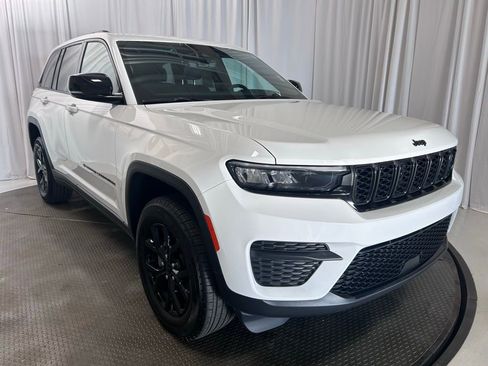 Used 2025 Jeep Grand Cherokee Altitude RWD image 23