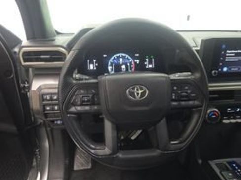 Certified 2025 Toyota Tacoma SR5 AWD/4WD image 10