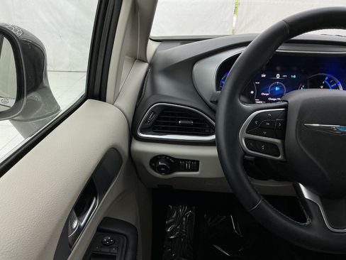 Used 2018 Chrysler Pacifica Touring-L FWD image 31