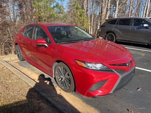 Certified 2019 Toyota Camry SE image 1