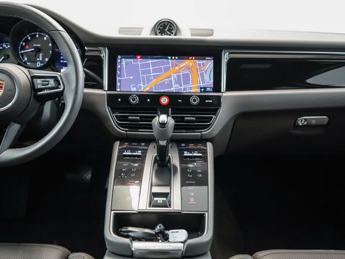Certified 2024 Porsche Macan AWD/4WD image 19
