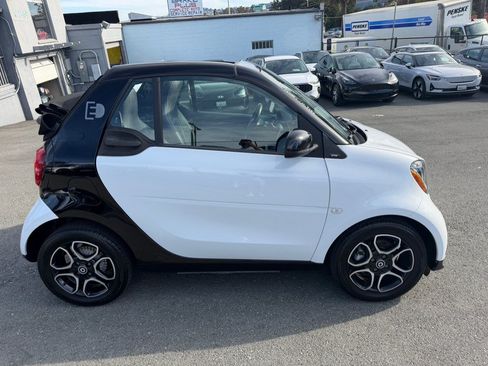 Used 2018 smart fortwo electric drive RWD image 4