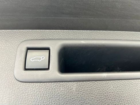 Used 2022 Toyota Highlander XLE AWD/4WD image 19
