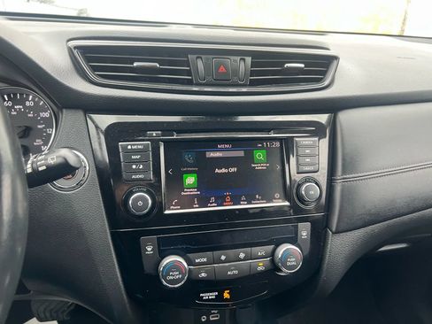 Used 2018 Nissan Rogue SL w/ Premium Package AWD/4WD image 16
