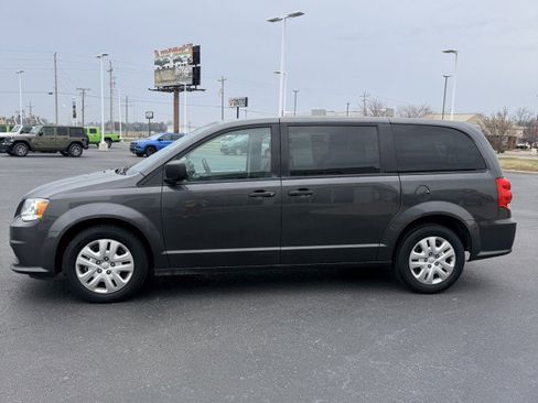 Used 2019 Dodge Grand Caravan SE w/ UConnect Hands-Free Group image 3