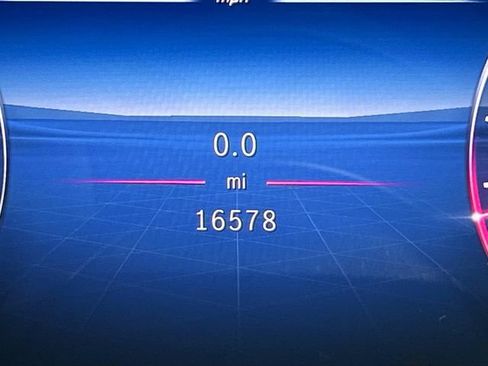 Used 2025 Mercedes-Benz GLC 300 4MATIC image 35