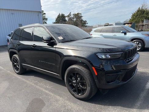 Certified 2025 Jeep Grand Cherokee Altitude image 3