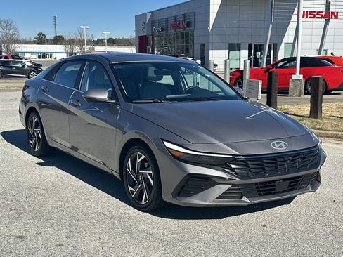 Used 2024 Hyundai Elantra Limited image 3