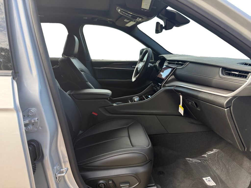 New 2025 Jeep Grand Cherokee Limited w/ Luxury Tech Group II RWD image 15