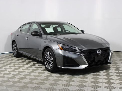 Used 2025 Nissan Altima 2.5 SV FWD image 1