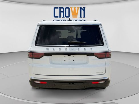 Used 2024 Jeep Wagoneer L Series II w/ Flexible Seating Group AWD/4WD image 4