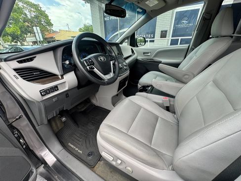 Used 2017 Toyota Sienna XLE w/ XLE Navigation Package FWD image 16